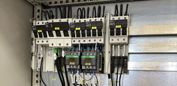 Spoľahlivé riešenia pre distribúciu energie a riadenie motorov
