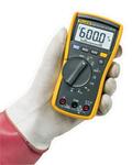 Fluke 115 - Digitálny multimeter - v ruke