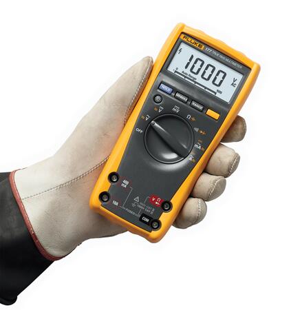 Fluke 177 - Digitálny multimeter - v ruke