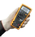 Fluke 175 - Digitálny multimeter - v ruke