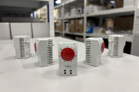 Termostaty do rozvaděčů skladem v naší nabídce